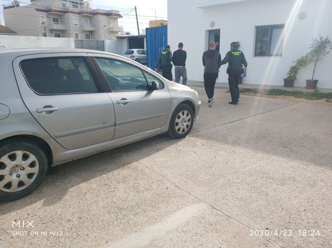 Momento de la detención de los dos individuos en Trebujena