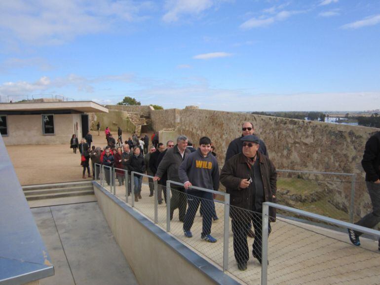 Un grupo de personas, en la visita inaugural del Fuerte