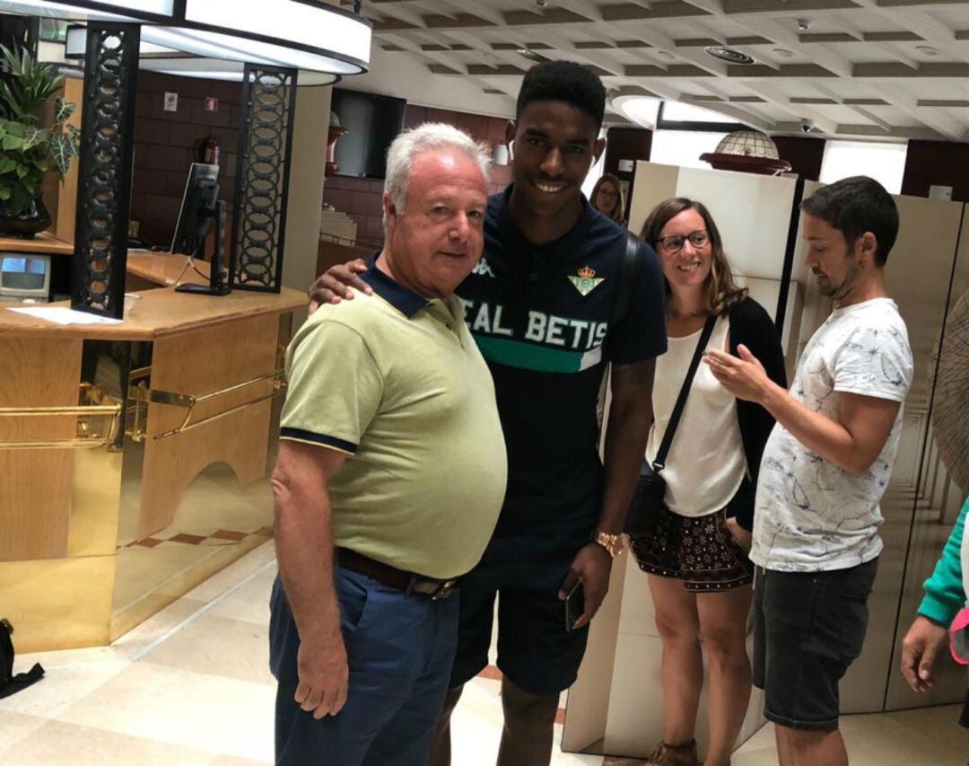 Manuel Guerrero junto al ex futbolista del Real Betis, Junior Firpo