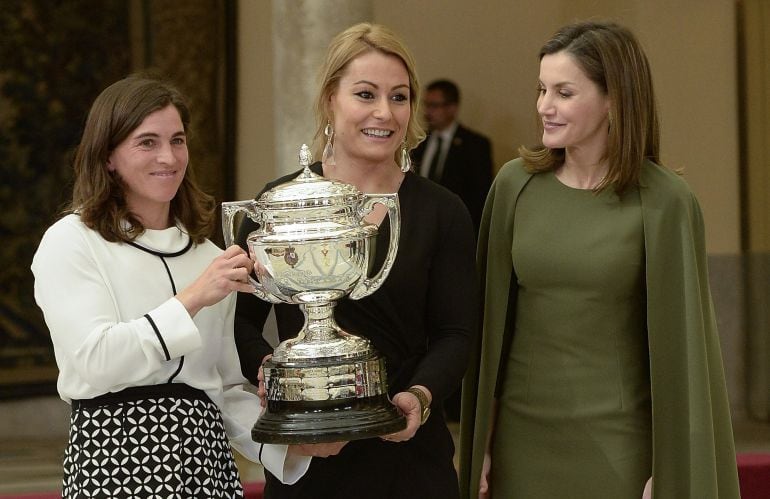 Maialen Chourraut posa con Lyidia Valentín con el premio nacional que les entregaba la Reina Leticia