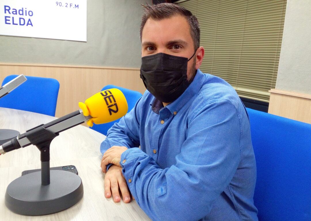 Javier Rivera, concejal de Eu, el estudio de Radio Elda SER