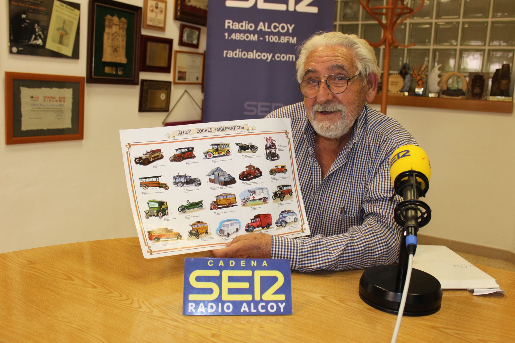 Rafael Abad y Segura muestra el trabajo fruto de su investigación y lo hace en el estudio central de Radio Alcoy