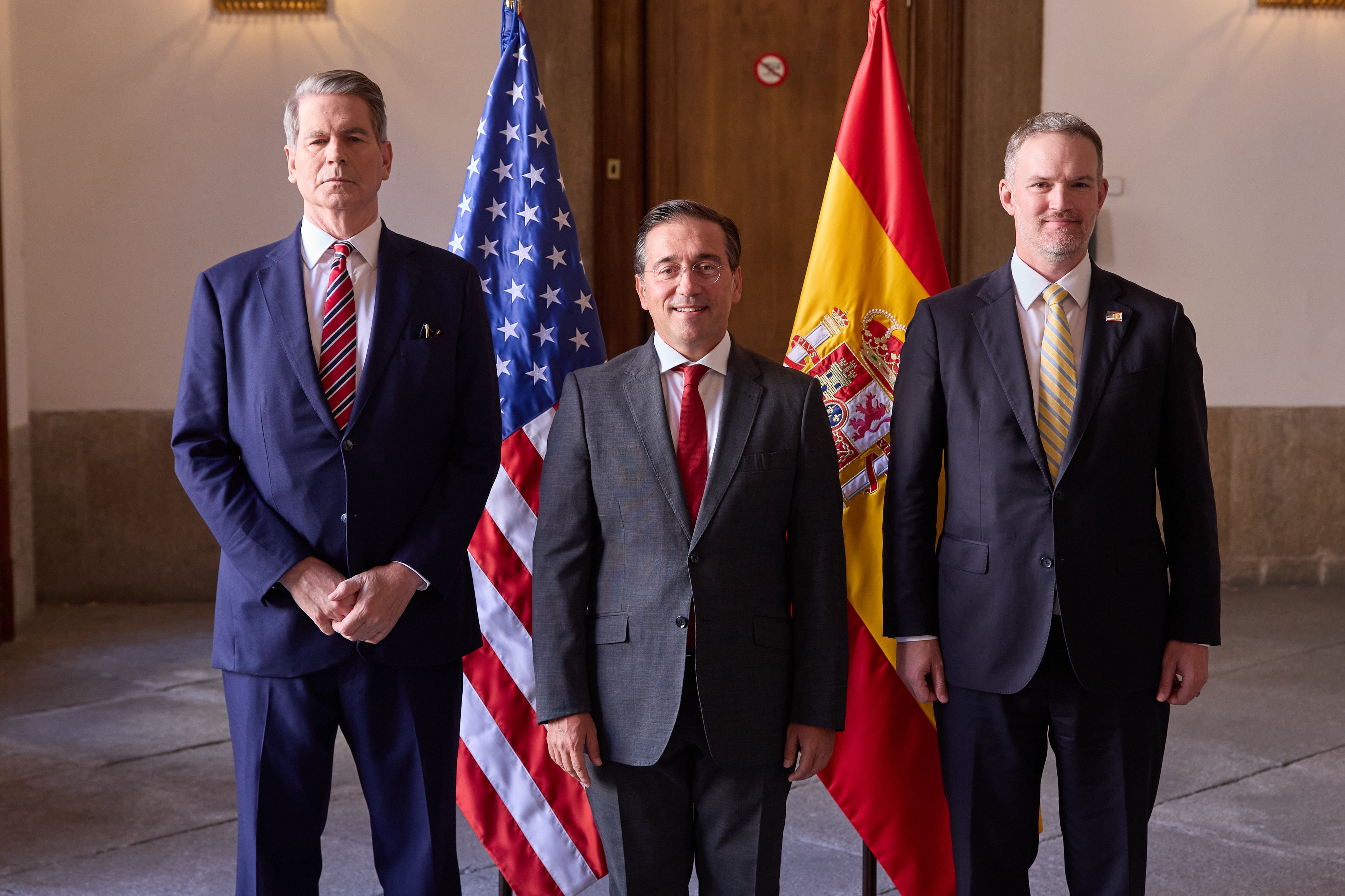 El ministro de Exteriores español, José Manuel Albares, junto a los miembros de las delegaciones de EEUU y China a su llegada a Madrid.