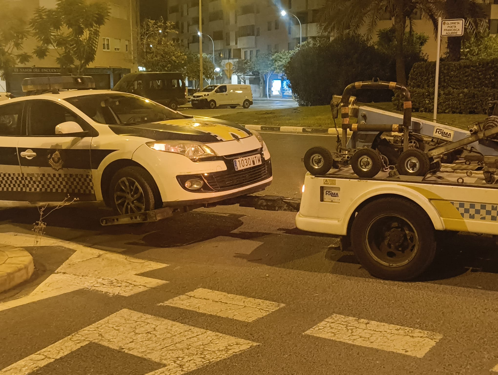 Coche de la Policía Local de Alicante arrastrado por la grúa al quedarse sin pastillas de freno