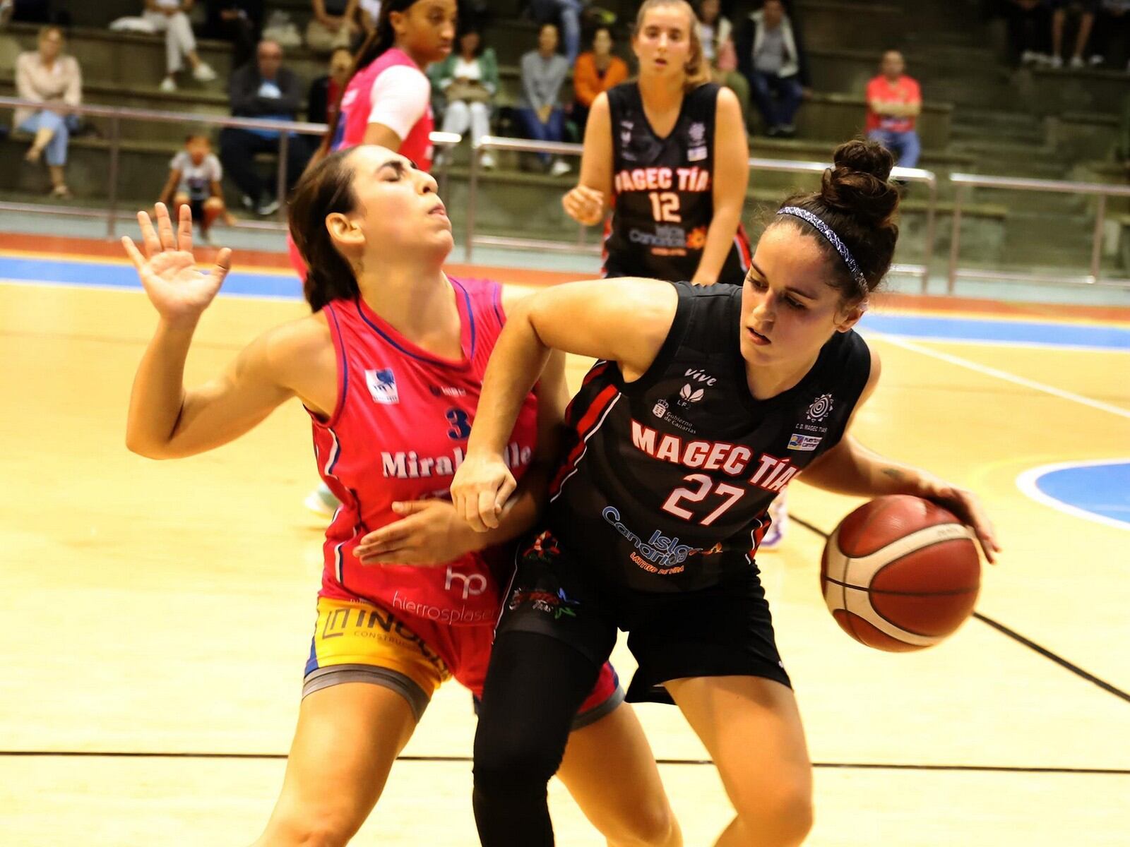 Jugadoras de ambos equipos luchando por el balón.