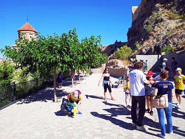 Momento de un a de las jornadas de 'Basuraleza' con los escolares de la localidad