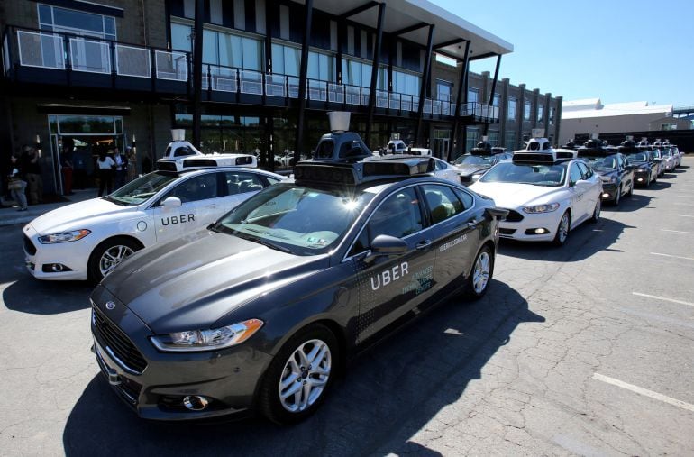 Flota de los vehículos sin conductor de Uber durante una exhibición en  Pittsburgh, Pennsylvania