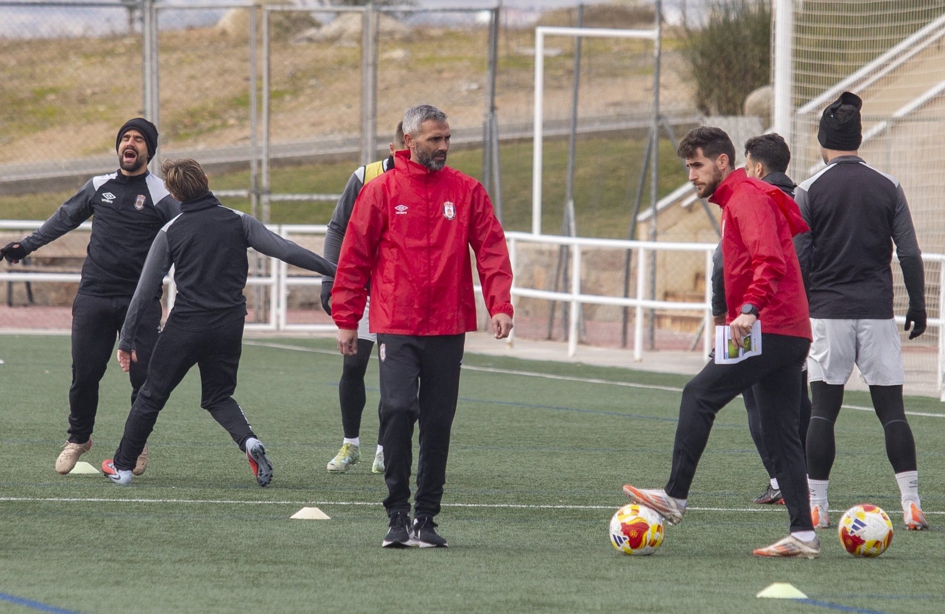 Aitor Martínez, en el centro de la imagen, dirigiendo un entrenamiento