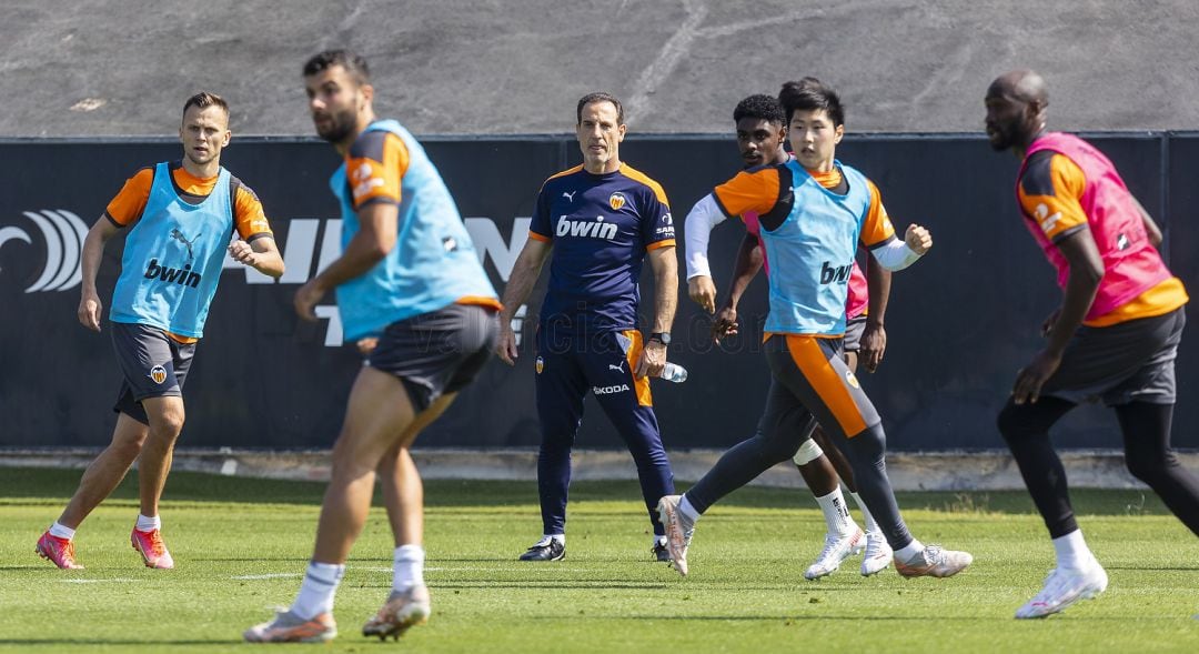 Voro, al frente de un entrenamiento con el Valencia.