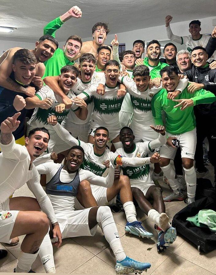 Los jugadores del Ilicitano, líder de su grupo en Tercera, festejan su última victoria