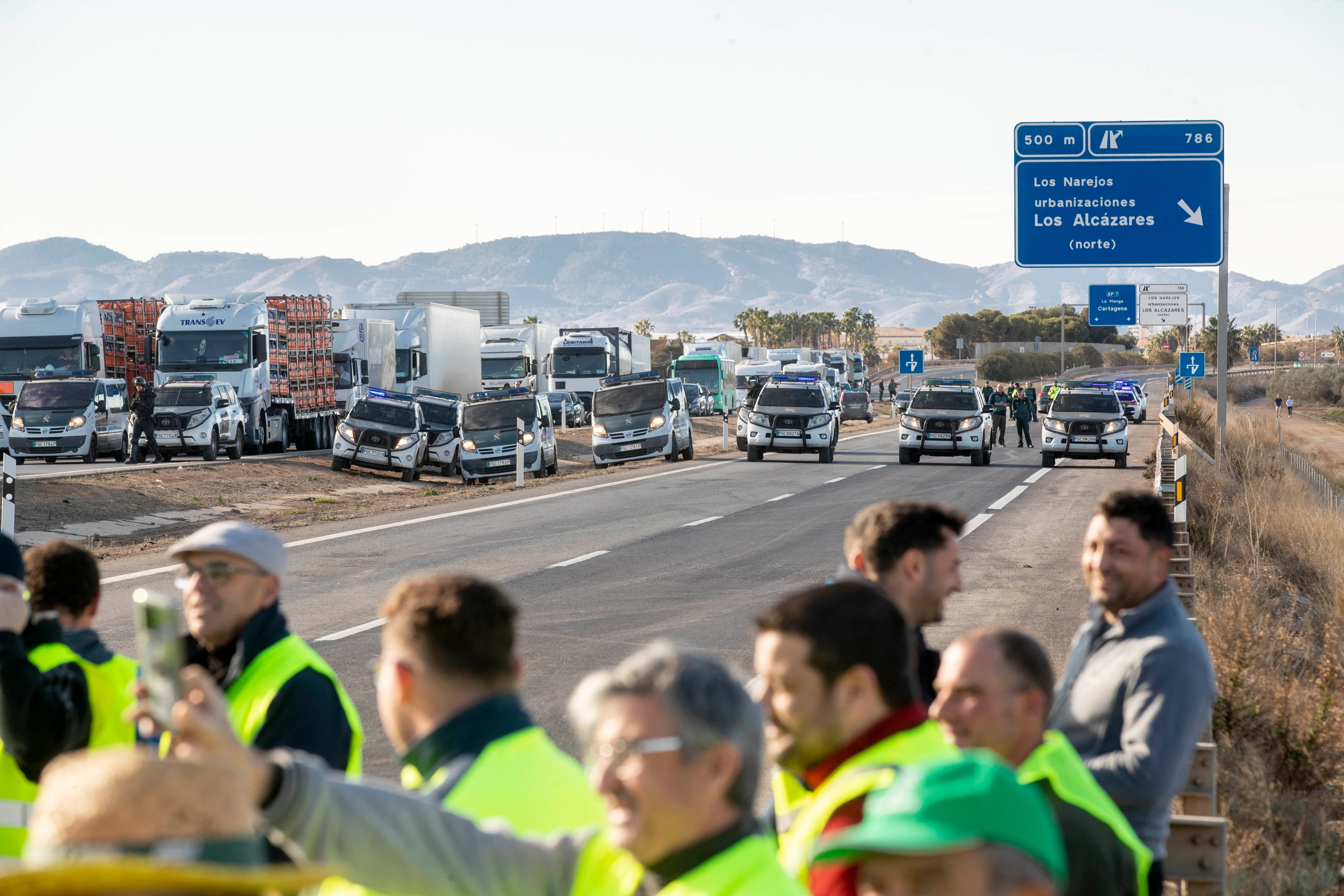 Unos cuarenta antidisturbios han disuelto poco después de las diez de esta mañana de este sábado la concentración de un centenar de agricultores con chalecos reflectantes