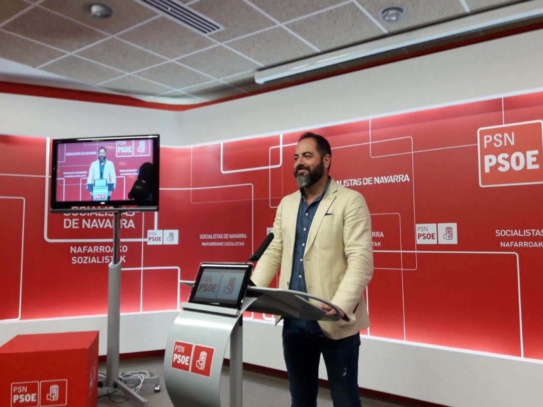El portavoz del PSN en el Parlamento de Navarra, Ramón Alzórriz, en rueda de prensa