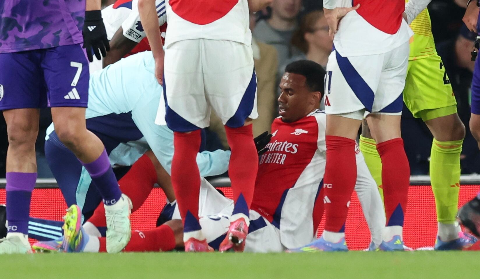 Magalhães se duele sobre el césped rodeado de sus compañeros de equipo