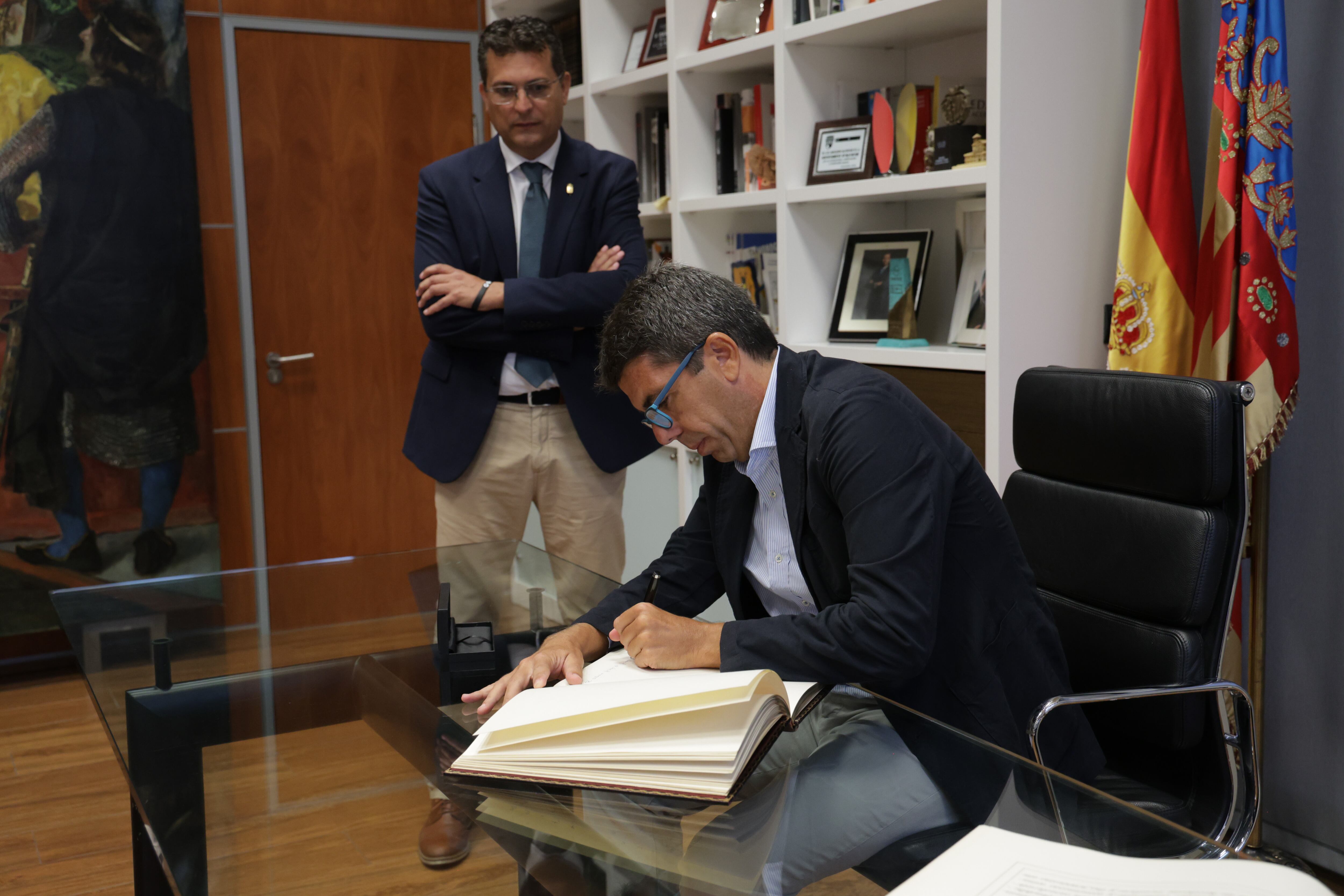 El president de la Generalitat, Carlos Mazón, durante su visita a Alfafar. Fuente: GVA