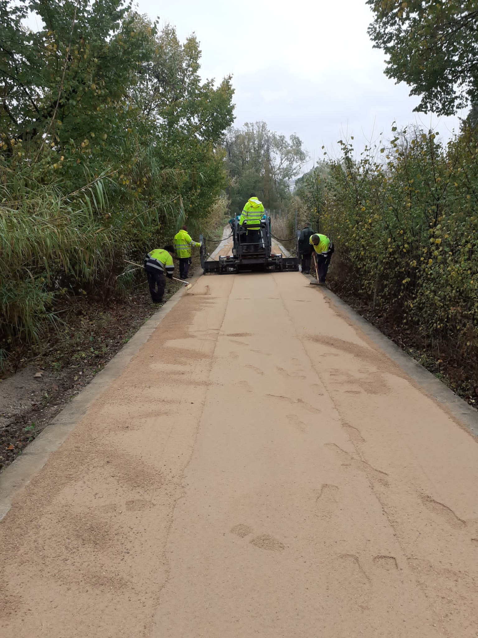 Máquina trabajando en la senda ecológica de Toledo