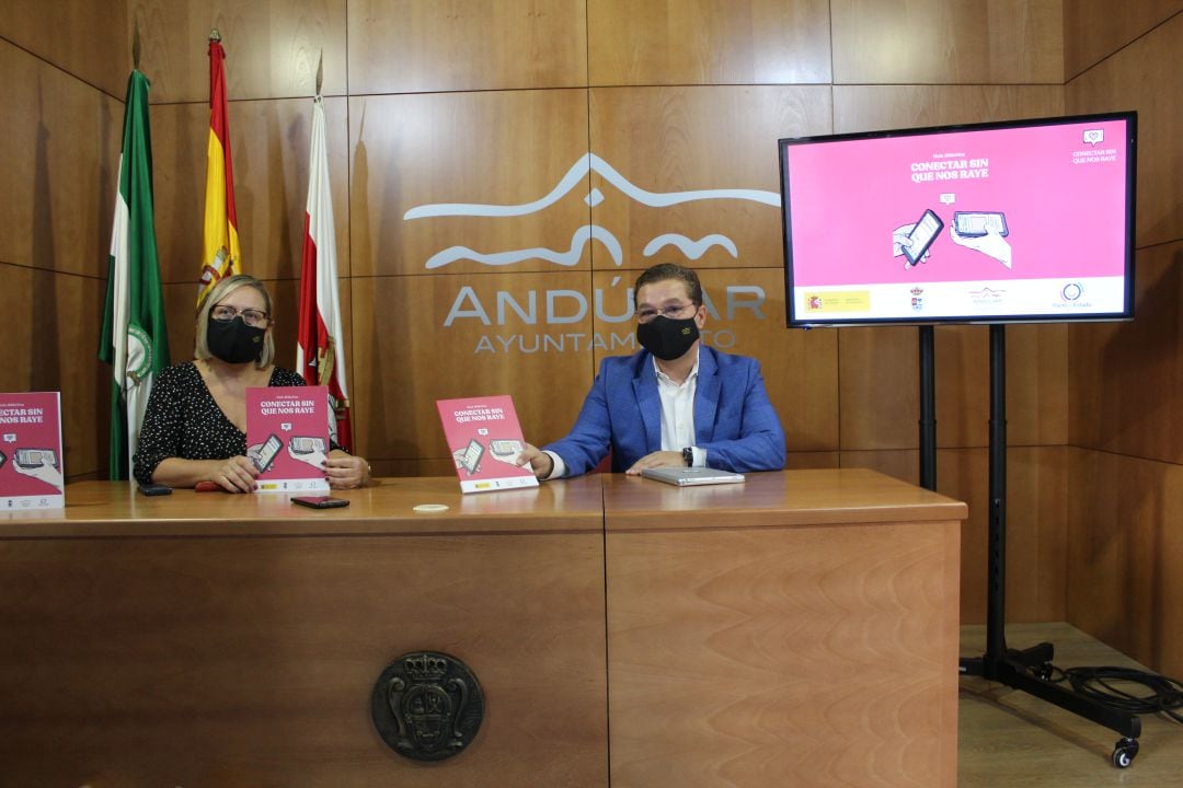 Josefa Jurado y Francisco Huertas presentan una guia para la formación en igualdad de género.