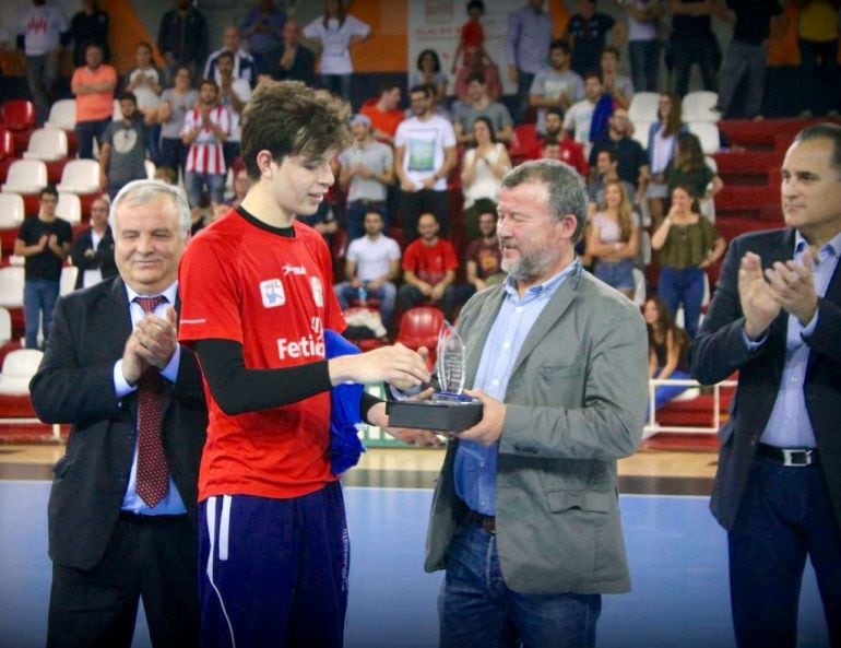 Juanpe Conca recibiendo el premio al mejor portero