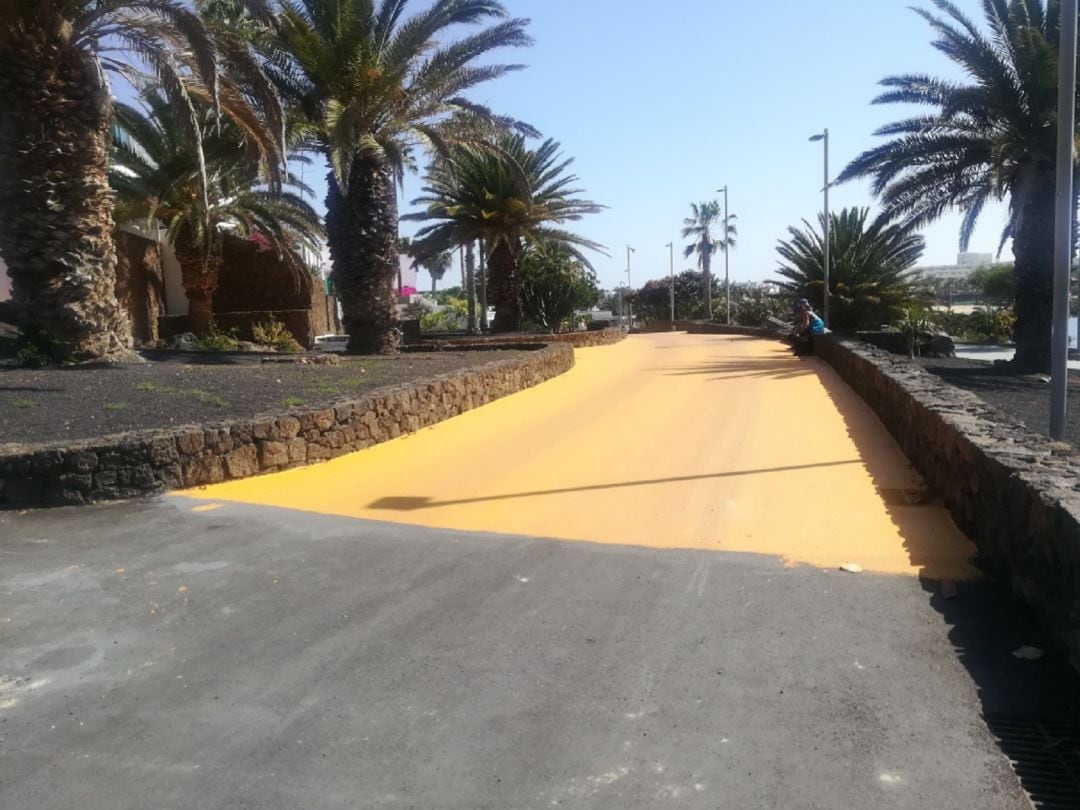 Pintura amarilla aplicada en el Paseo de Las Cucharas.