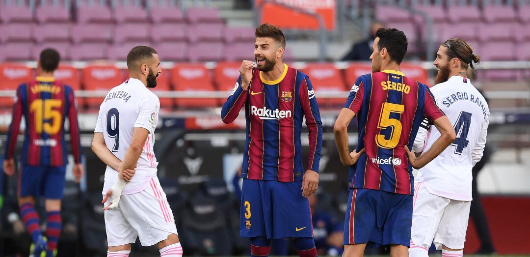 Busquets, Piqué, Benzema y Sergio Ramos, durante el Clásico de este sábado