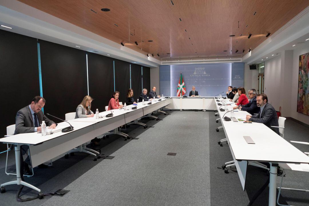 Imagen cedida por el Gobierno Vasco de la reunión celebrada este jueves en la sede de la Lehendakaritza en Vitoria de las fuerzas políticas parlamentarias con el lehendakari, Iñigo Urkullu, para analizar la fecha de celebración de las elecciones que estaban previstas para el 5 de abril pero que, al igual que ocurrió en Galicia, tuvieron que suspenderse por la pandemia de coronavirus. 