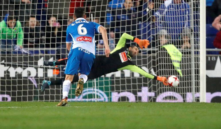 El portero del RCD Espanyol Diego López para el penalti lanzado por el argentino del FC Barcelona Leo Messi.