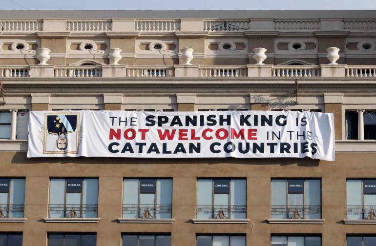 Un grup independentista ha penjat una pancarta contra el Rei a la façana d'un edifici de la plaça Catalunya