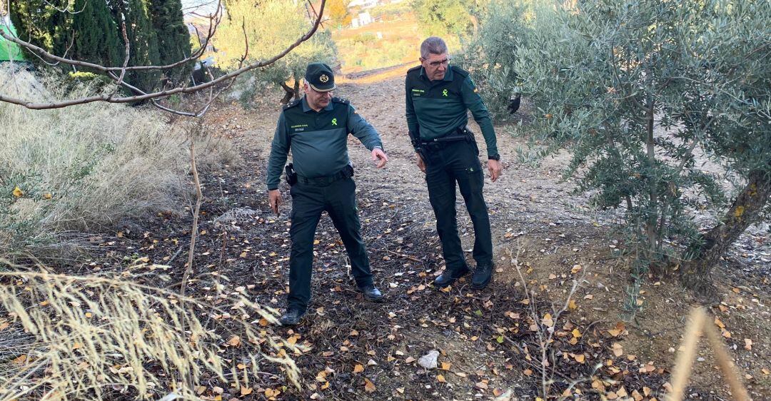 Dos guardias civiles durante la búsqueda de la mujer de Torredelcampo.