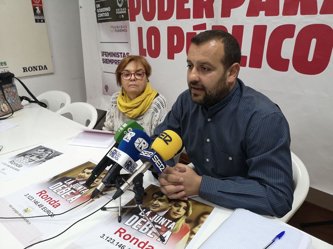 Beatriz Mut y Álvaro Carreño ante la prensa en la sede municipal de IU Ronda