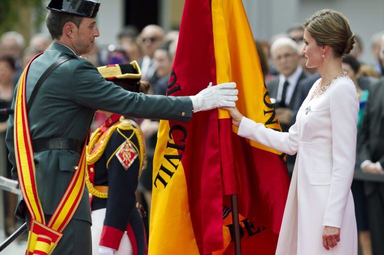 La Reina Letizia entrega a un teniente coronel la nueva bandera de la XI Zona de la Guardia Civil, que hoy ha amadrinado