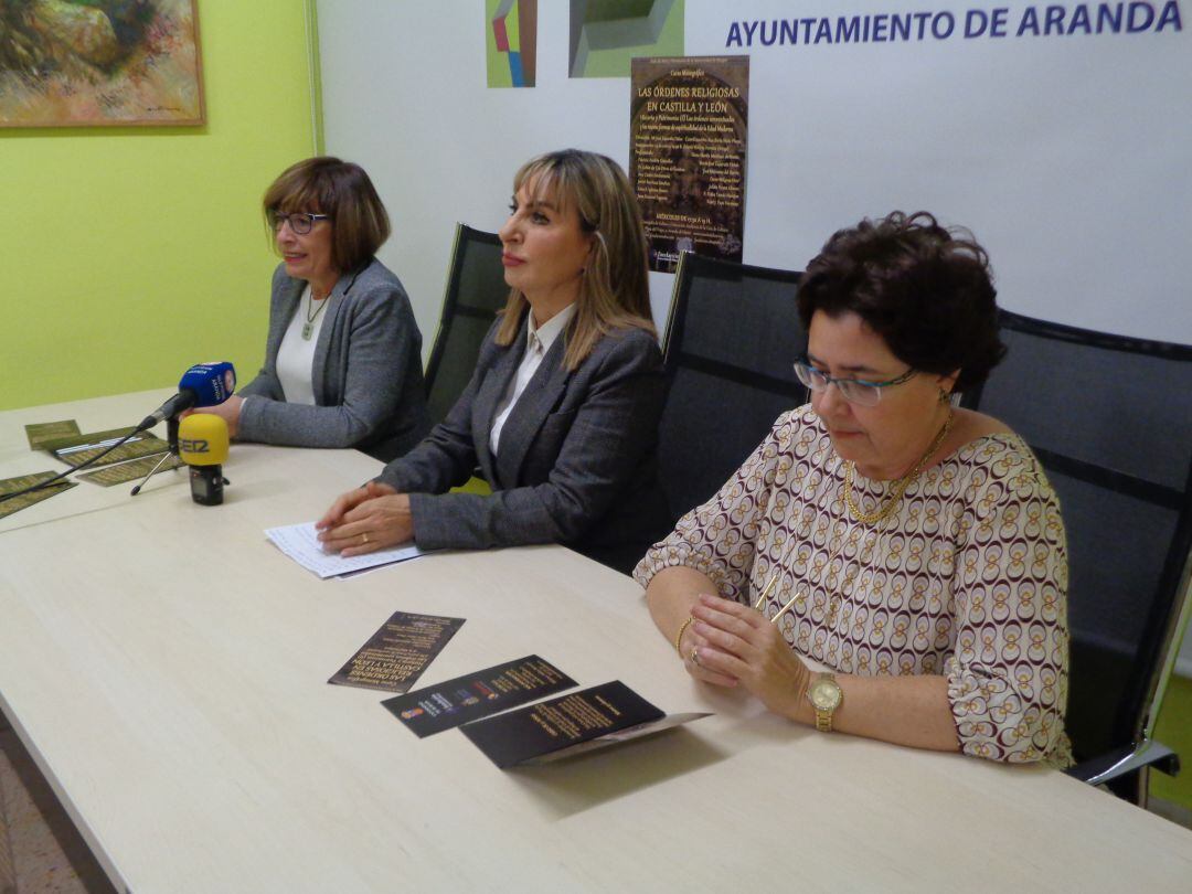 María José Zaparaín (en primer término) con Pilar Rodríguez de las Heras, técnico de Cultura, y Azucena Esteban (en el centro), responsable política