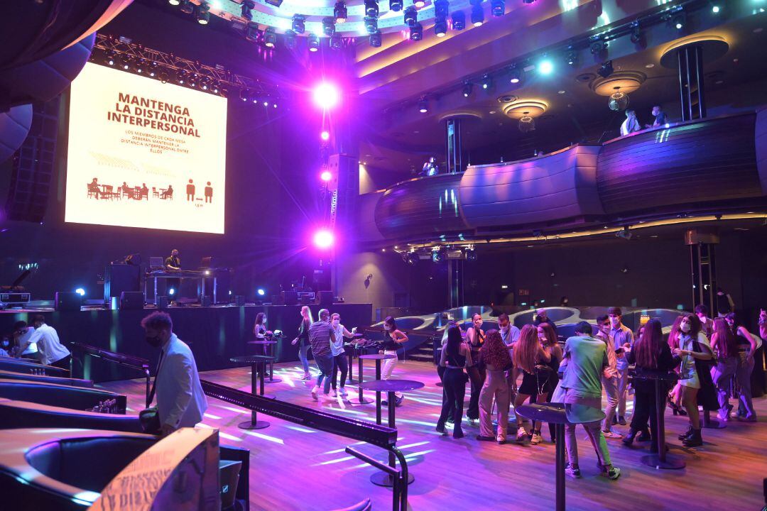 Foto de archivo de ocio nocturno.