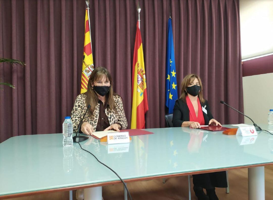 La consejera de Sanidad, Sira Repollés, y la directora del hospital San Juan de Dios, Carmen Vicente