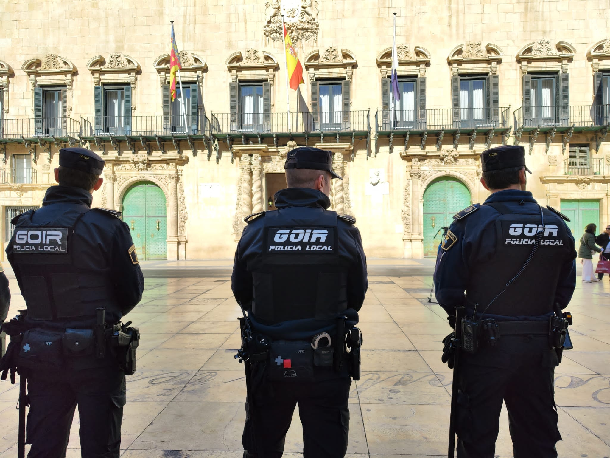 Agentes de la Policía Local de Alicante con chalecos antibala