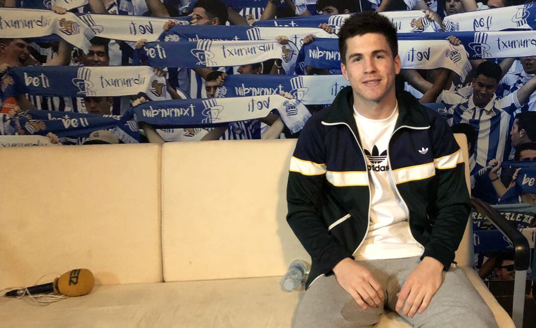 Igor Zubeldia posa para la Cadena SER en la sala de prensa de Zubieta