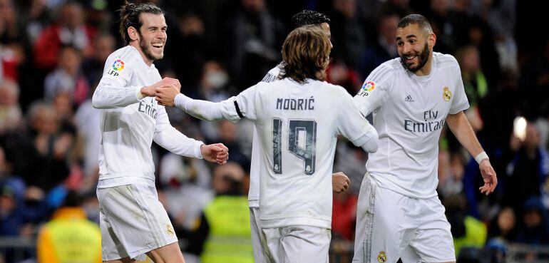 Los jugadores del Madrid celebran el tanto de Bale, el tercero del Madrid ante el Sevilla.