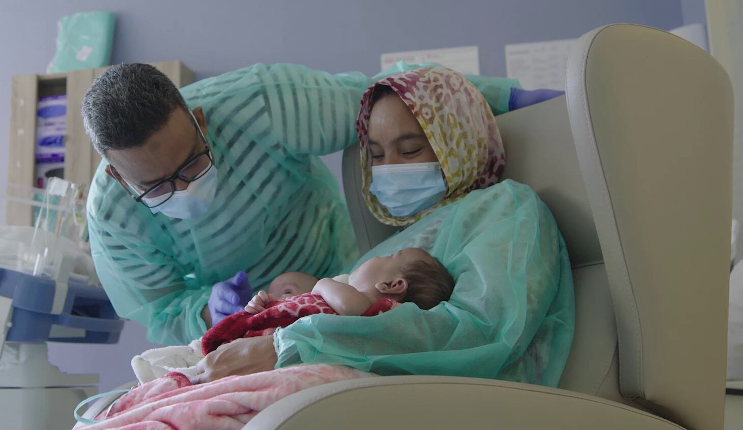 Los padres con las niñas una vez realizada la operación