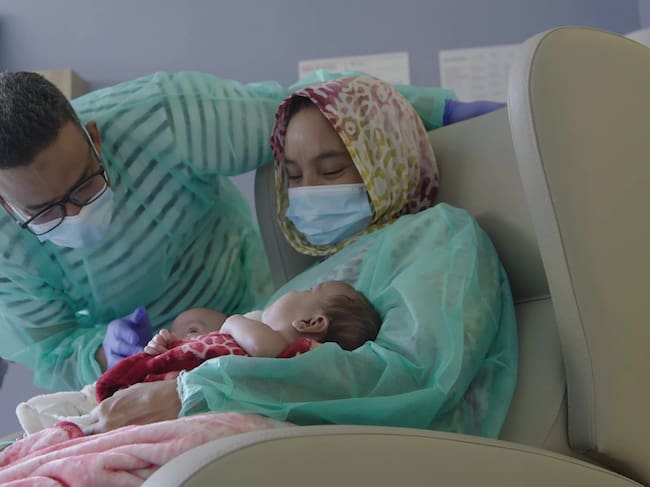 Los padres con las niñas una vez realizada la operación