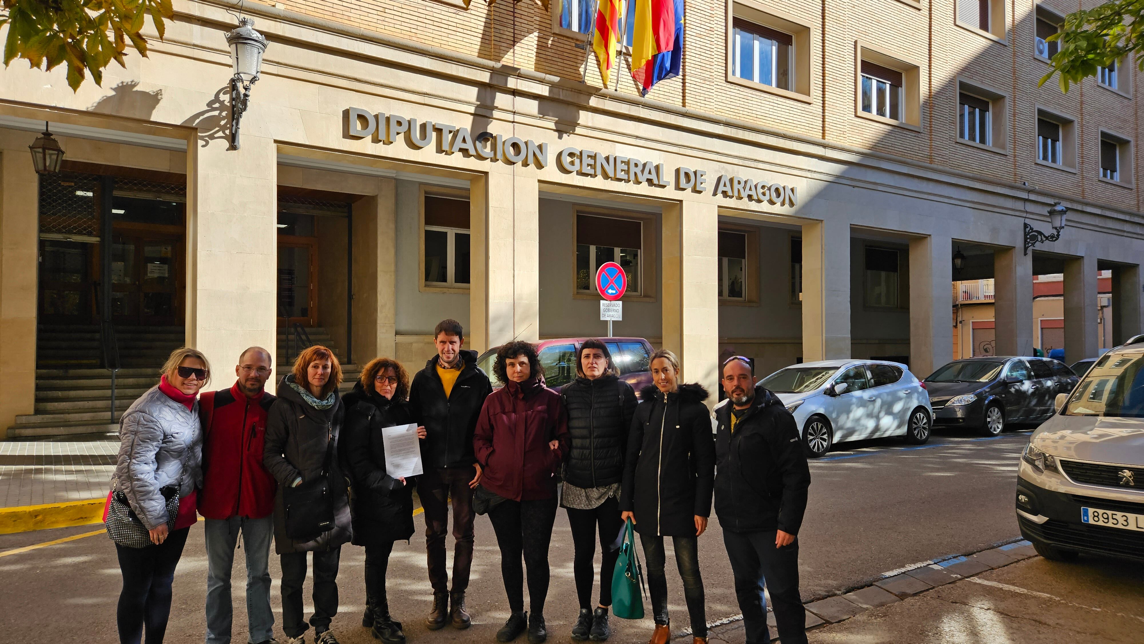 Miembros de la Junta de personsal Docente ante la sede de Educación de la DGA