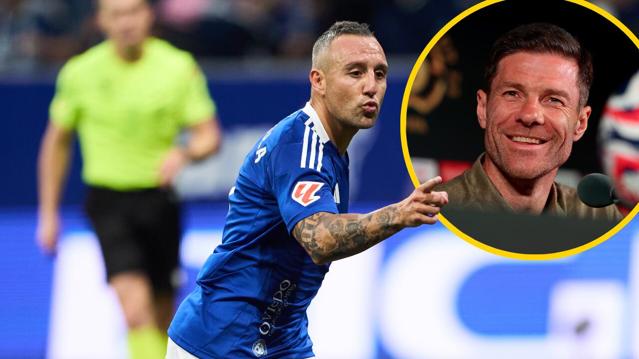 Santi Cazorla recibe la felicitación de Xabi Alonso en directo en la SER