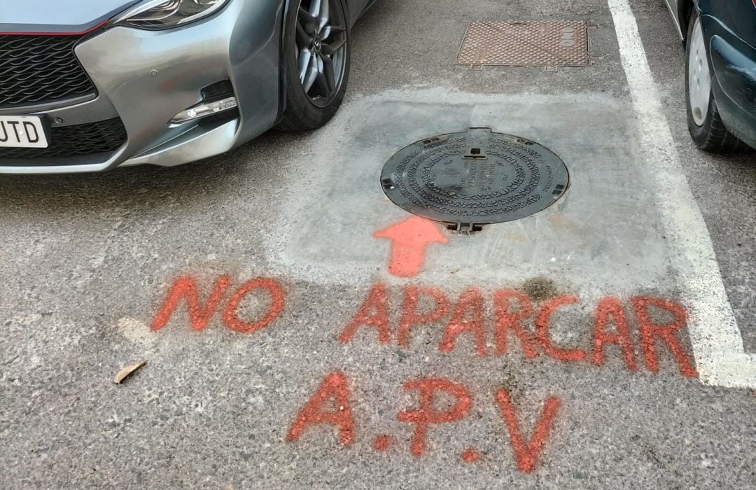 Una de las trapas del alcantarillado en la zona de Cantarranas señalizada por la Autoridad Portuaria de València (APV)