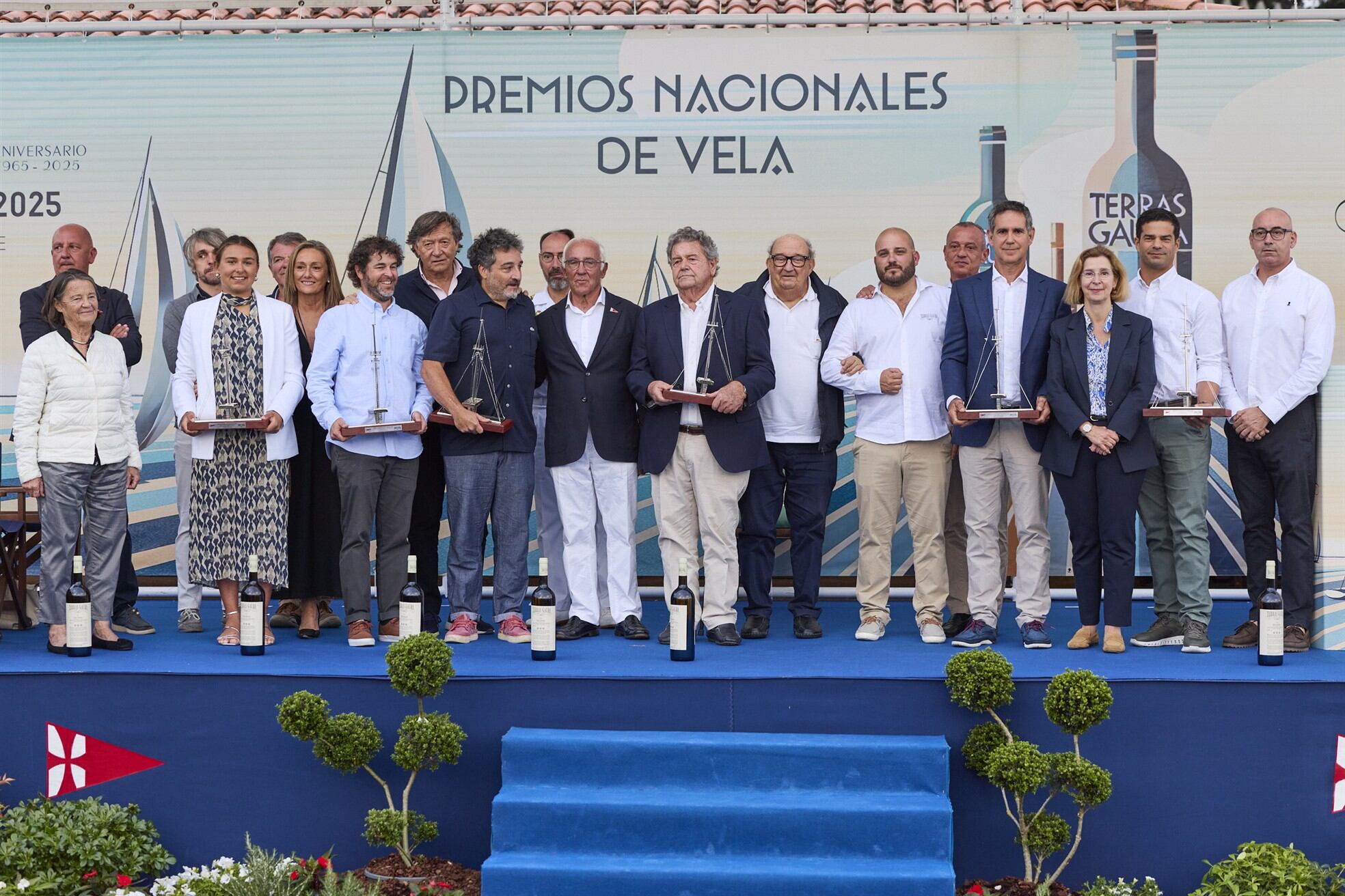Autoridades y premiados en los Premios Nacionales de Vela, celebrados en el Monte Real Club de Yates de Baiona