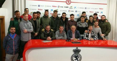 Imagen para la posteridad de Colinas respaldado en su adiós por técnicos y compañeros.