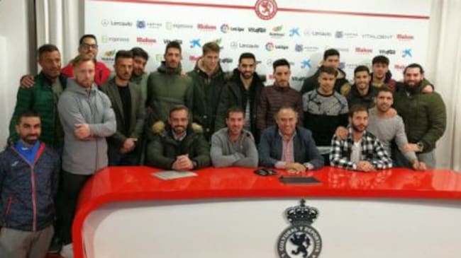 Imagen para la posteridad de Colinas respaldado en su adiós por técnicos y compañeros.