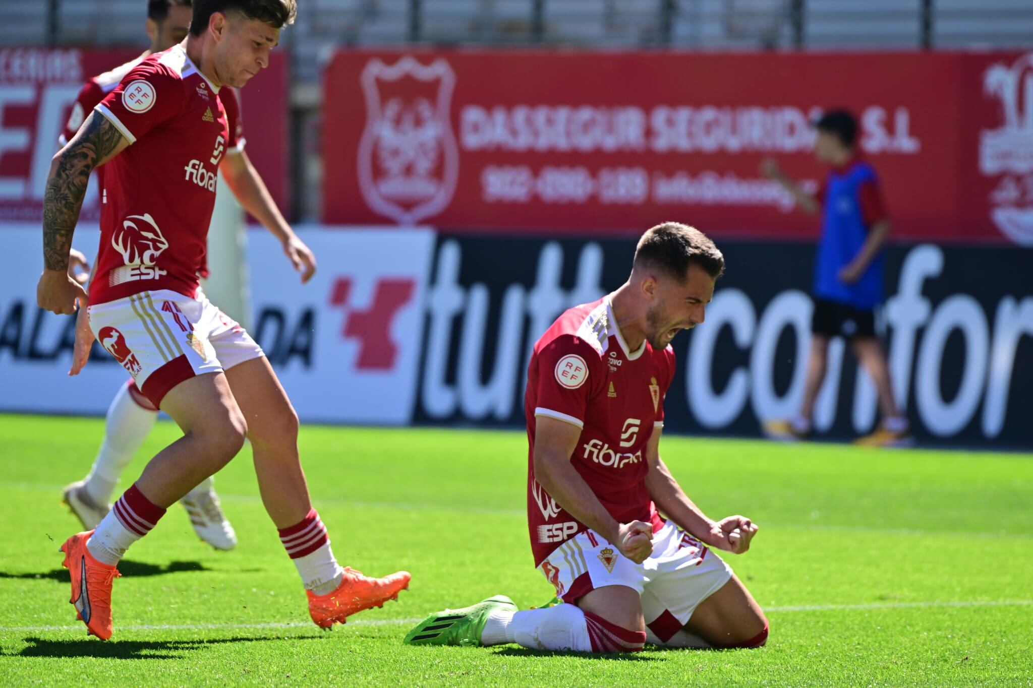 Dani Vega celebra con rabia su primer gol ante el Cornellà en Nueva Condomina