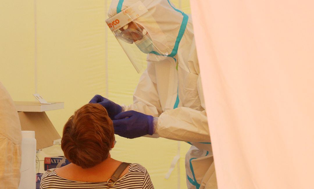 Una sanitaria realiza una prueba PCR a una sospechosa de Covid-19.
