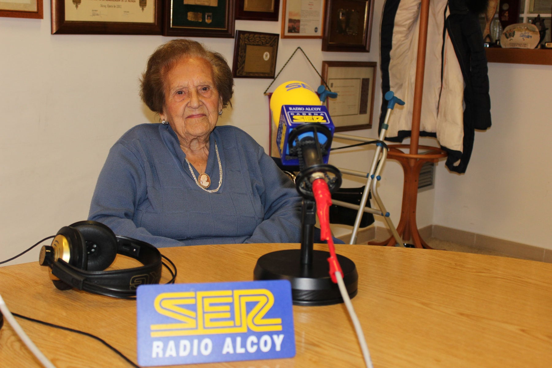 Fina Beneyto, en el estudio de Radio Alcoy, cuando cumplió los 104 años de edad