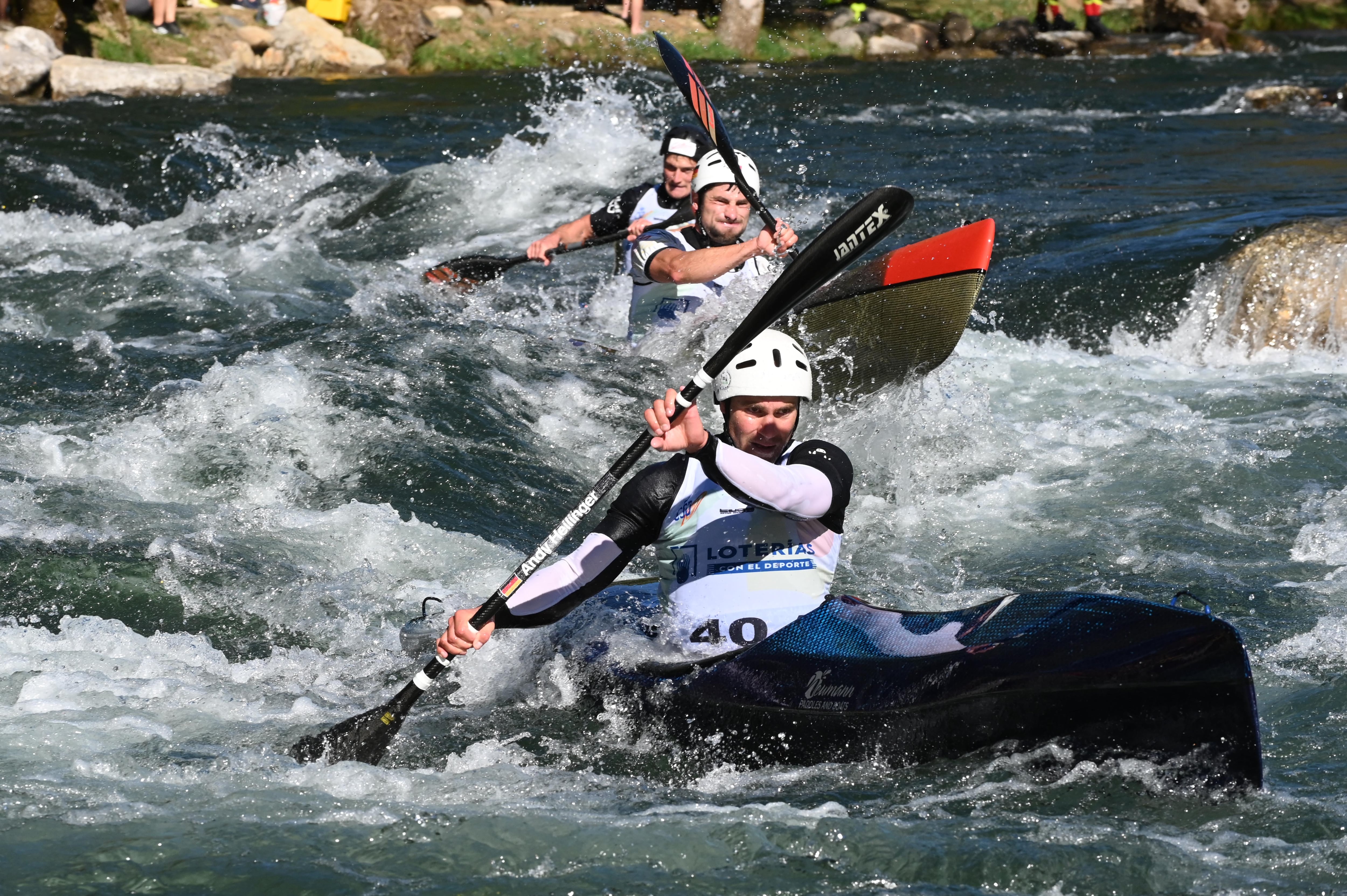 FOTODELDÍA  SABERO (LEÓN), 15/08/24.- Los componentes del equipo masculino checo, Nemkova, Retkova y Strilkova, compiten en la final WC1X3 Classic del Campeonato Mundial de Piragüismo en Aguas Bravas este jueves en Sabero (León). EFE/ J.Casares
