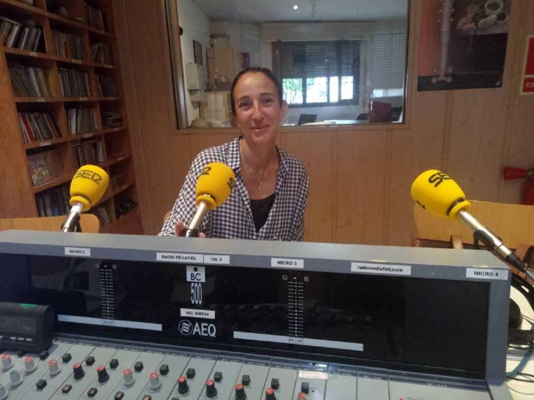 Laura Fernández en los estudios de Radio Peñafiel - Cadena SER.