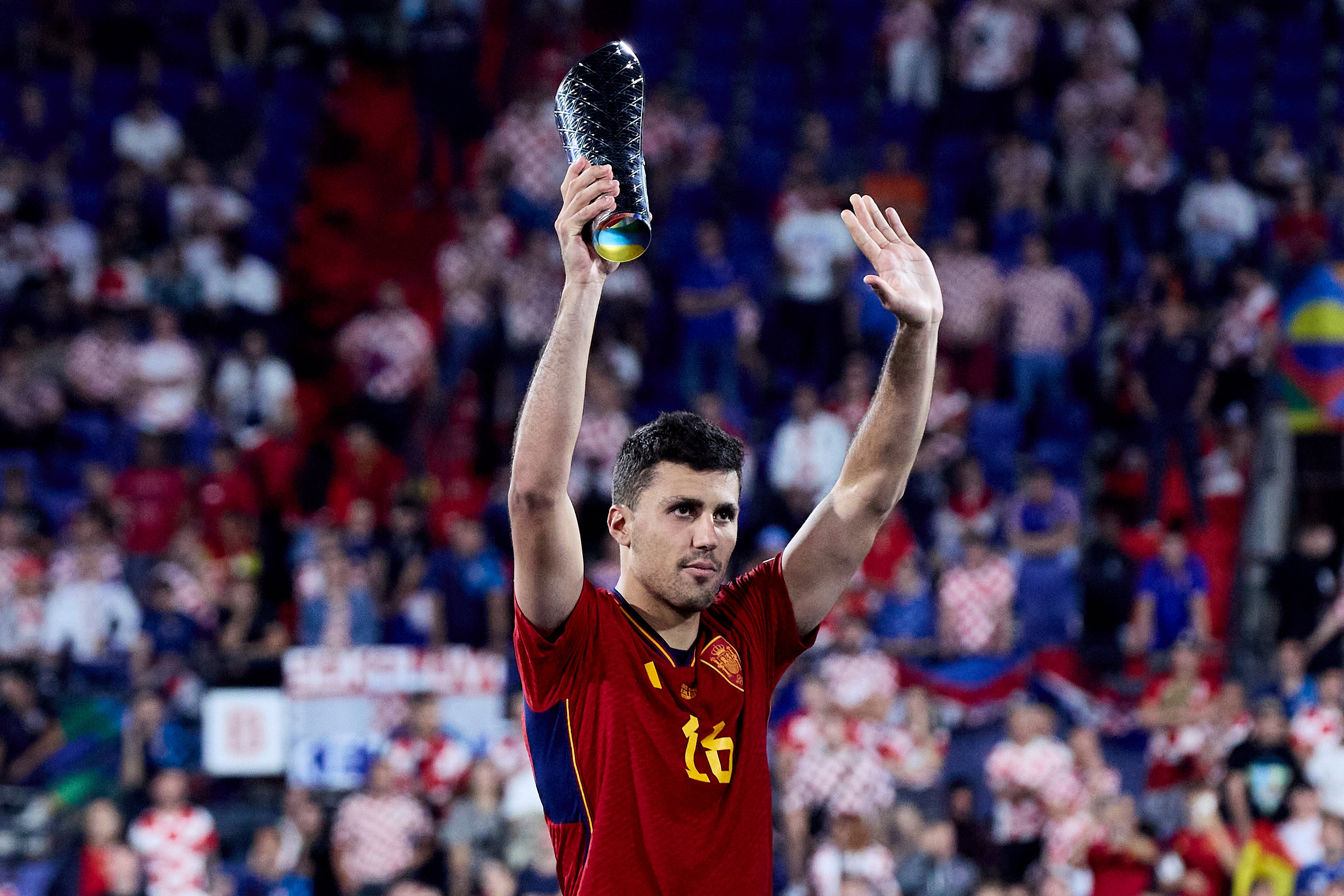 Rodri Hernández levantando el premio a mejor jugador de la final de la UEFA Nations League.