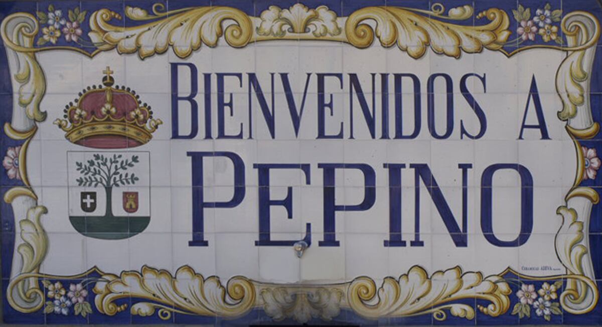 Inscripción a la entrada del pueblo